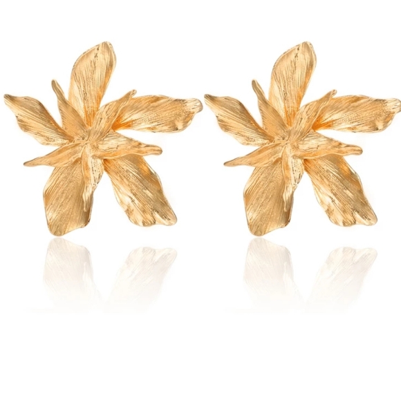 *Monica* Gold Flower Earrings - Picture 3 of 4